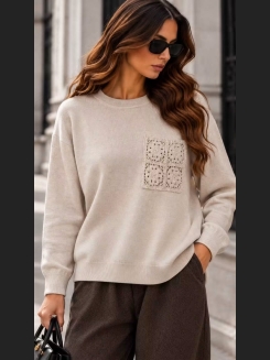 Stylowy sweter w odcieniach beżu z ozdobną kieszenią